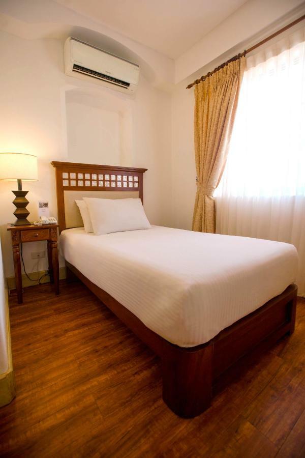 Hotel Emilia Davao City Buitenkant foto